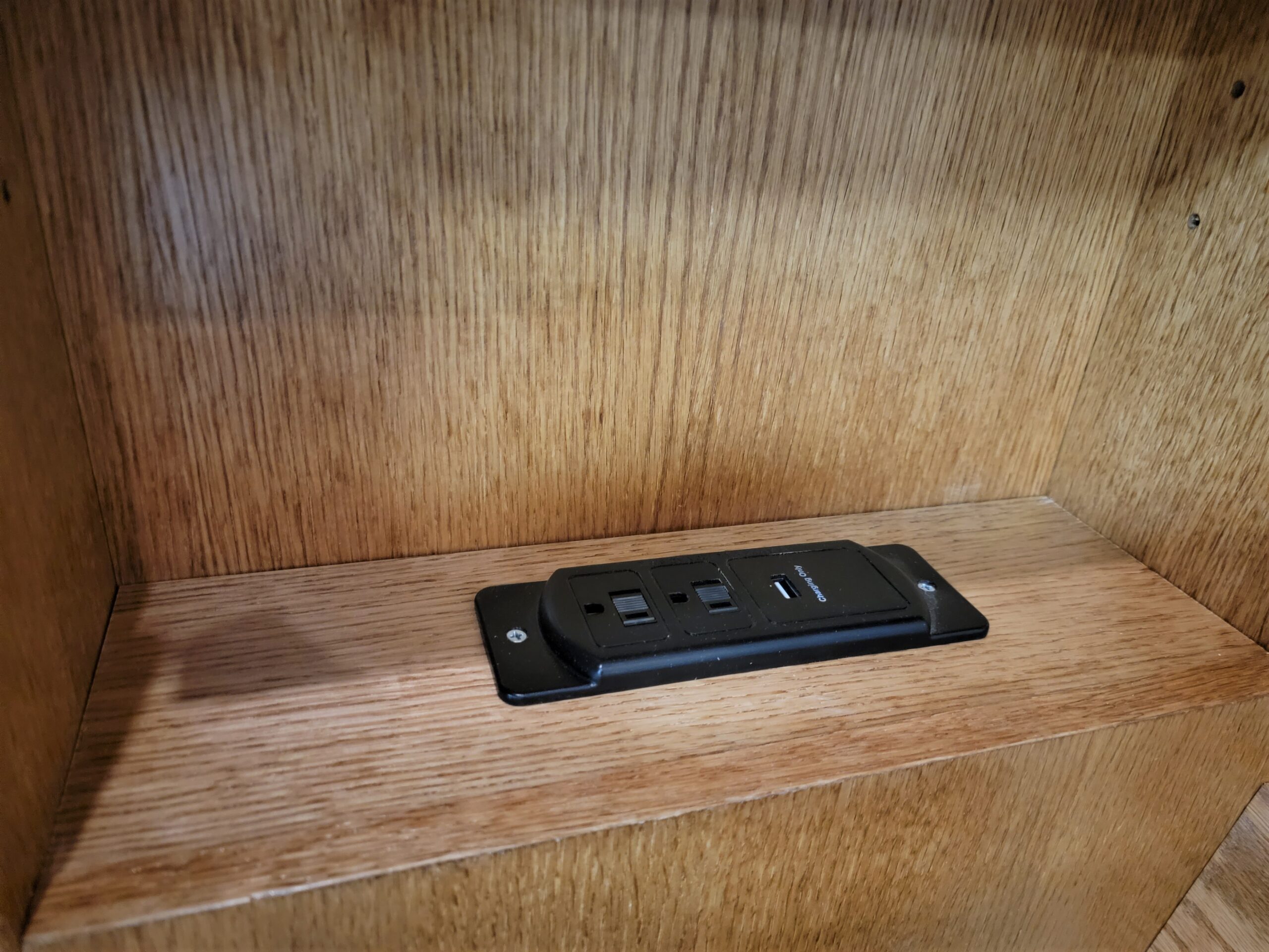 121-0122b Alpine charging station