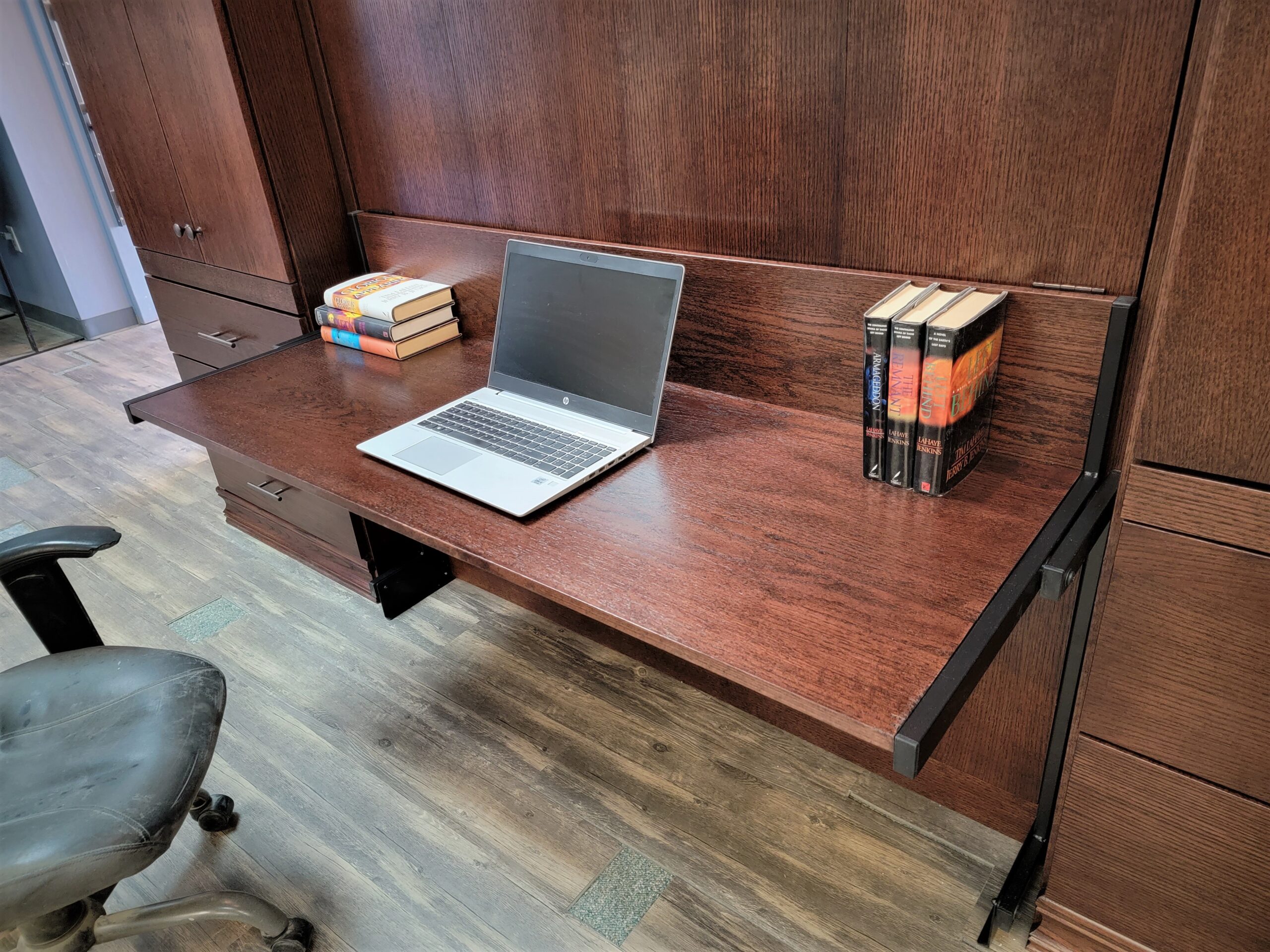 121-0222b Alpine stay level desk