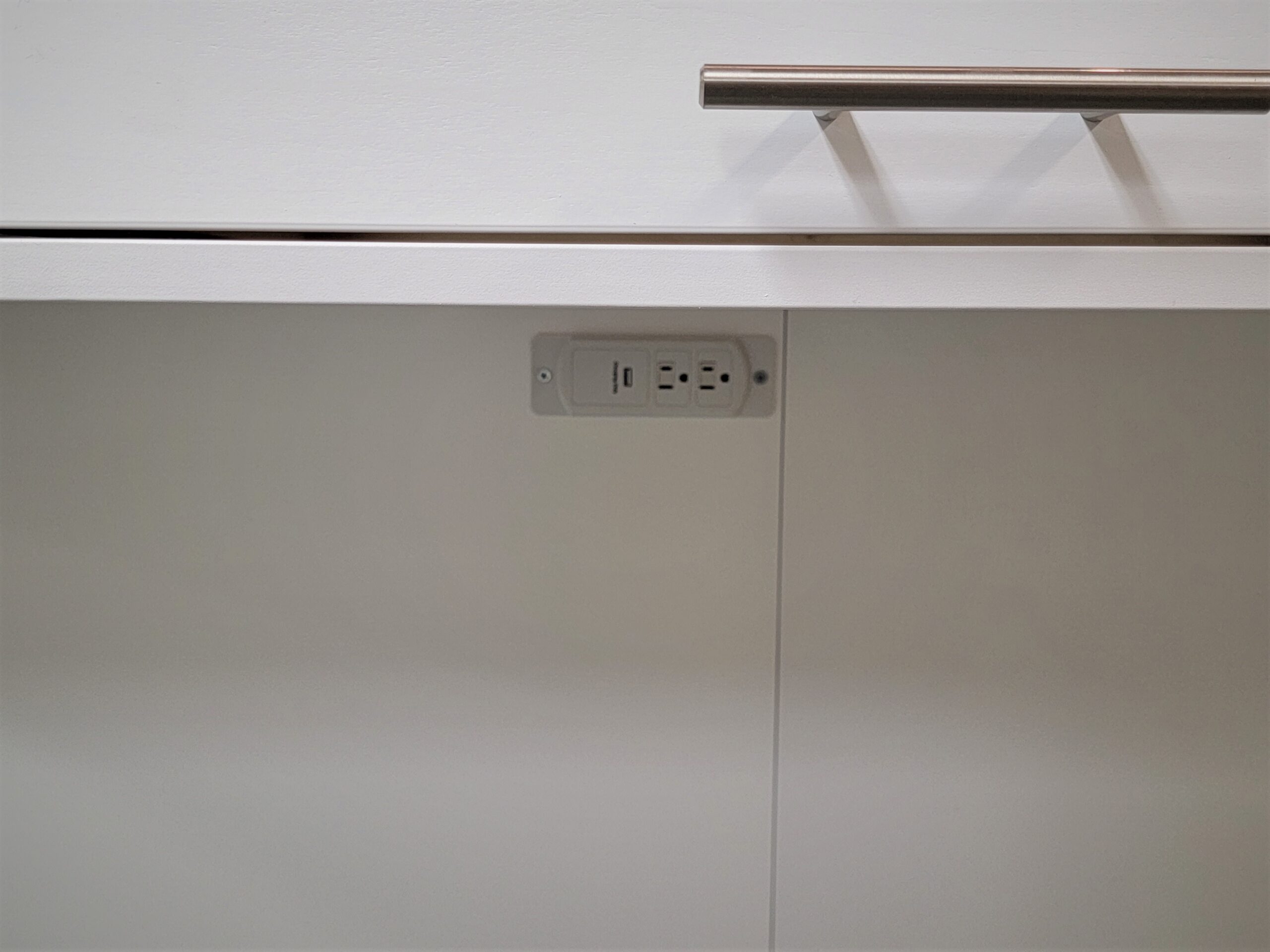 122-0222 Manhattan under desk charging station