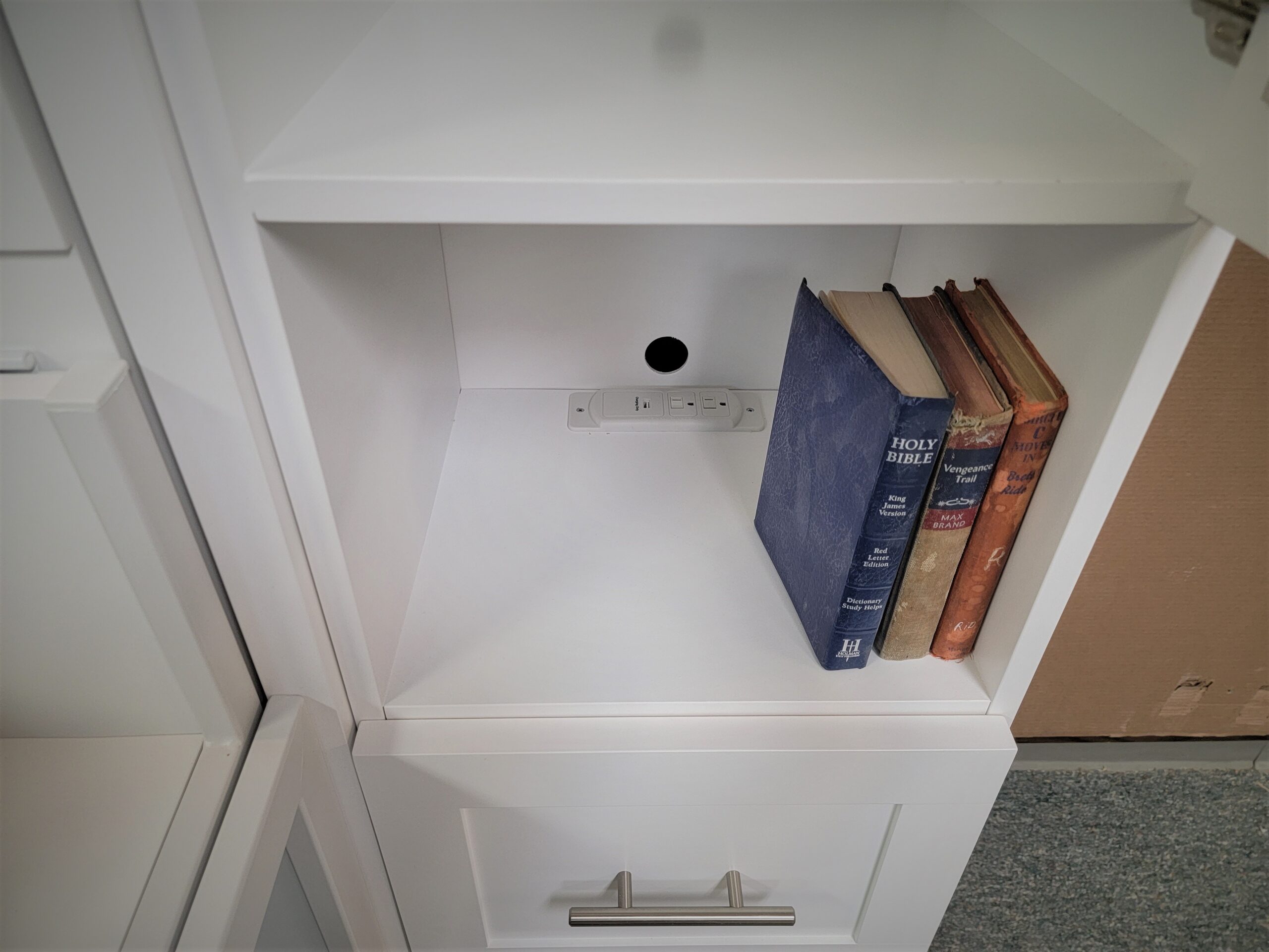 123-0322 Templeton bookcase charging station