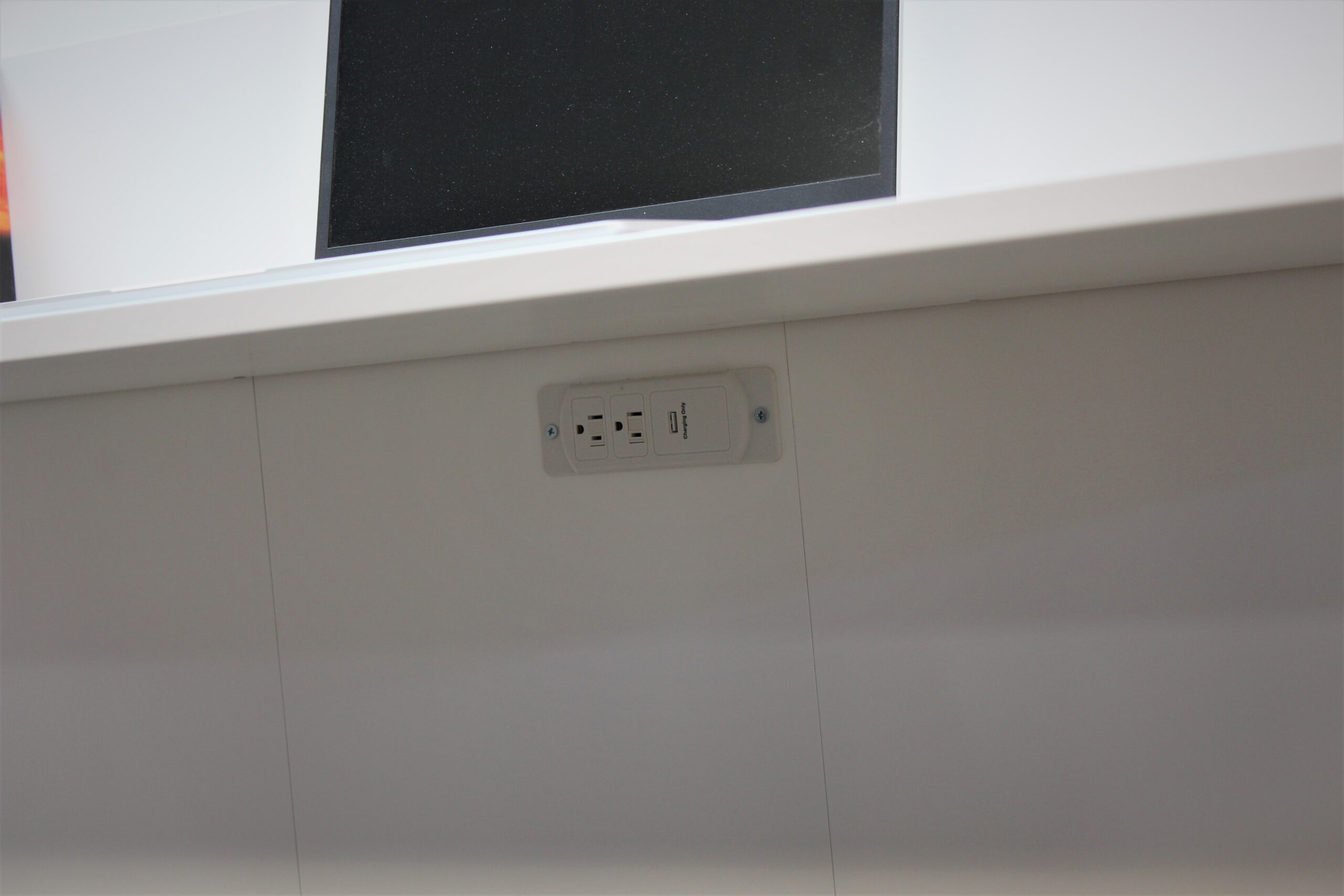 123-1121c Templeton under desk charging station