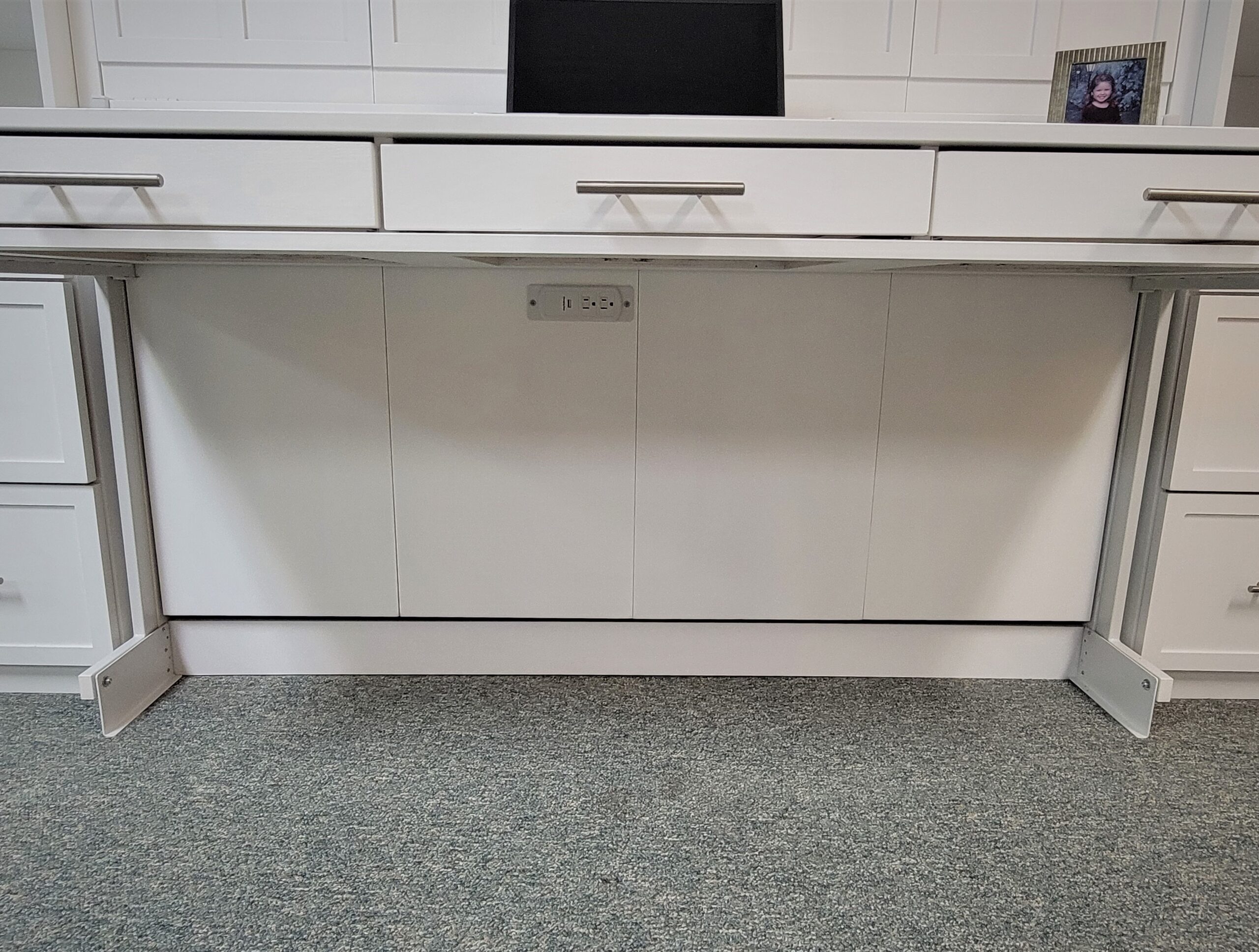 124-0322 FLW drawers closed