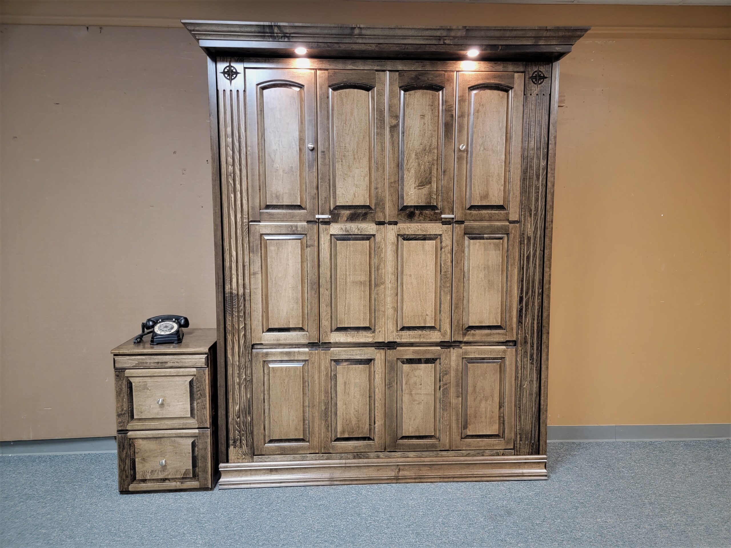 1313-1121 Smithsonian front view closed