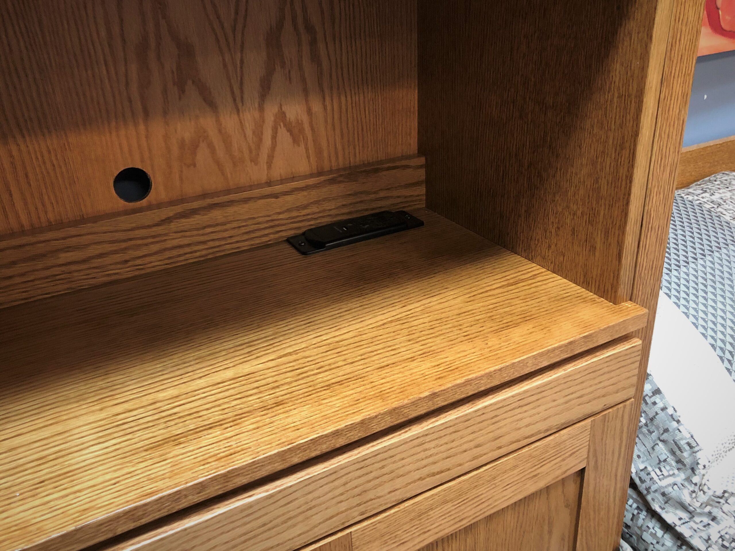 1320-0322 Shaker bookcase charging station