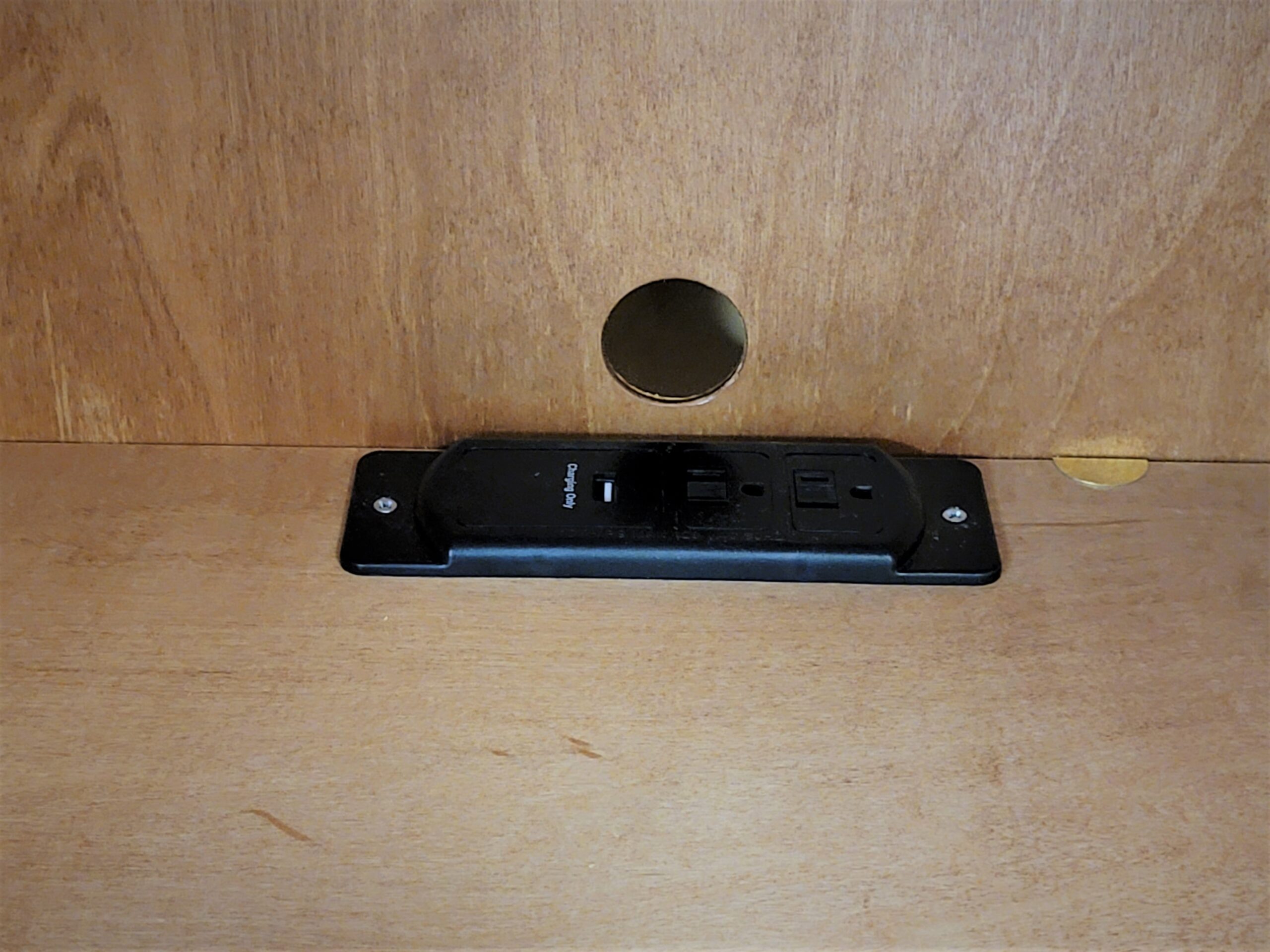 137-0222 New Yorker bookcase charging station