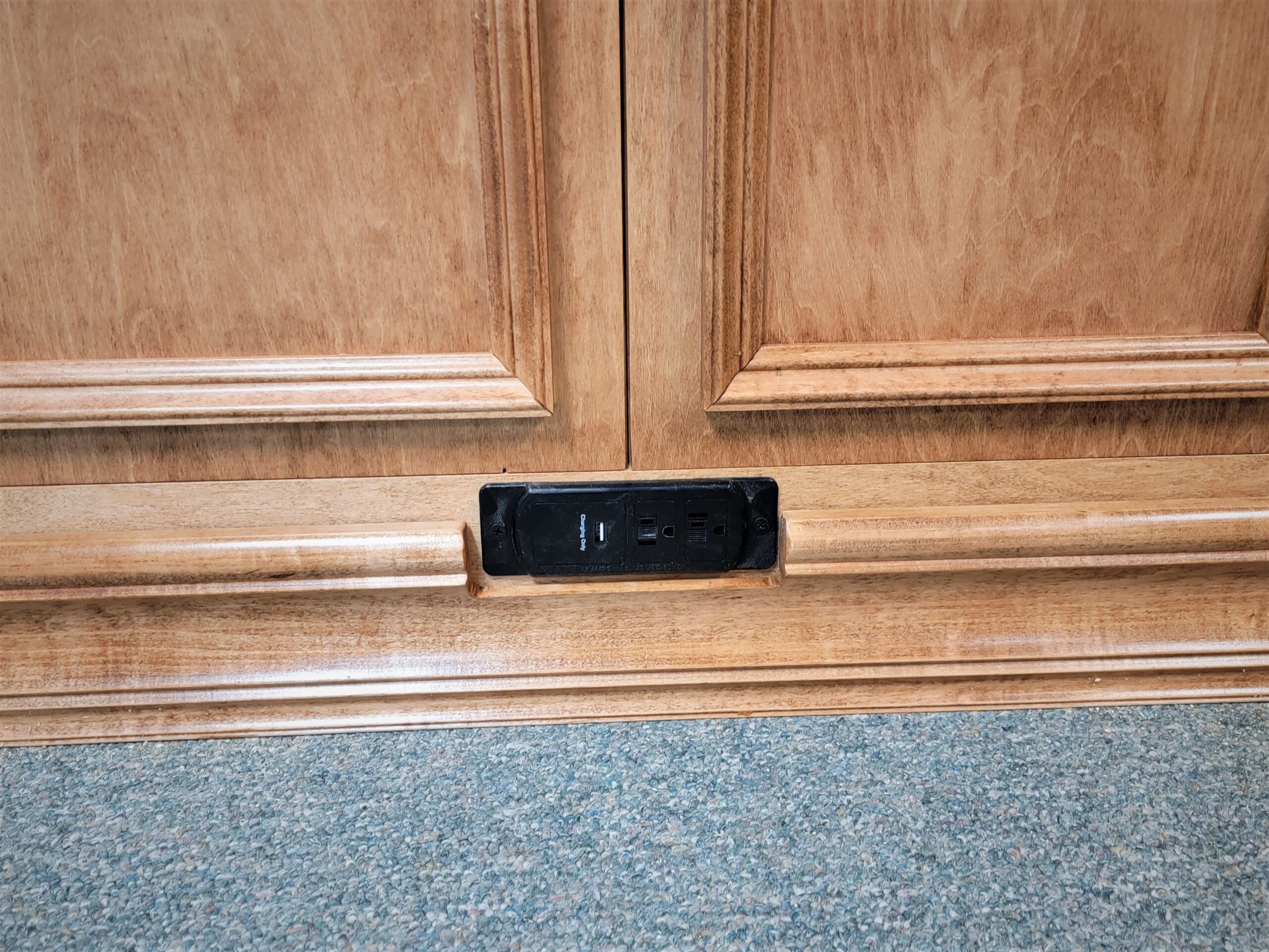 137-0222 New Yorker charging station in base