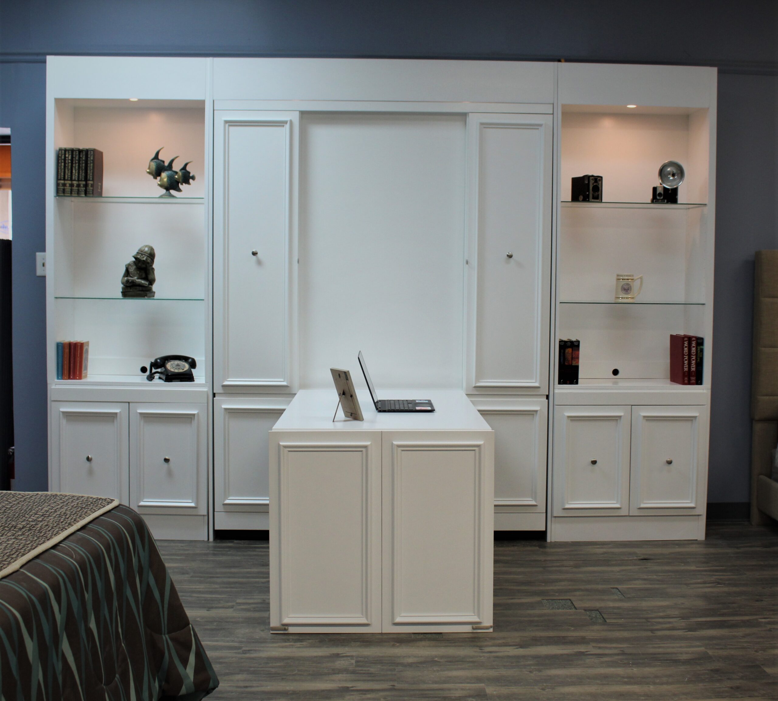 137-1121 New Yorker desk down