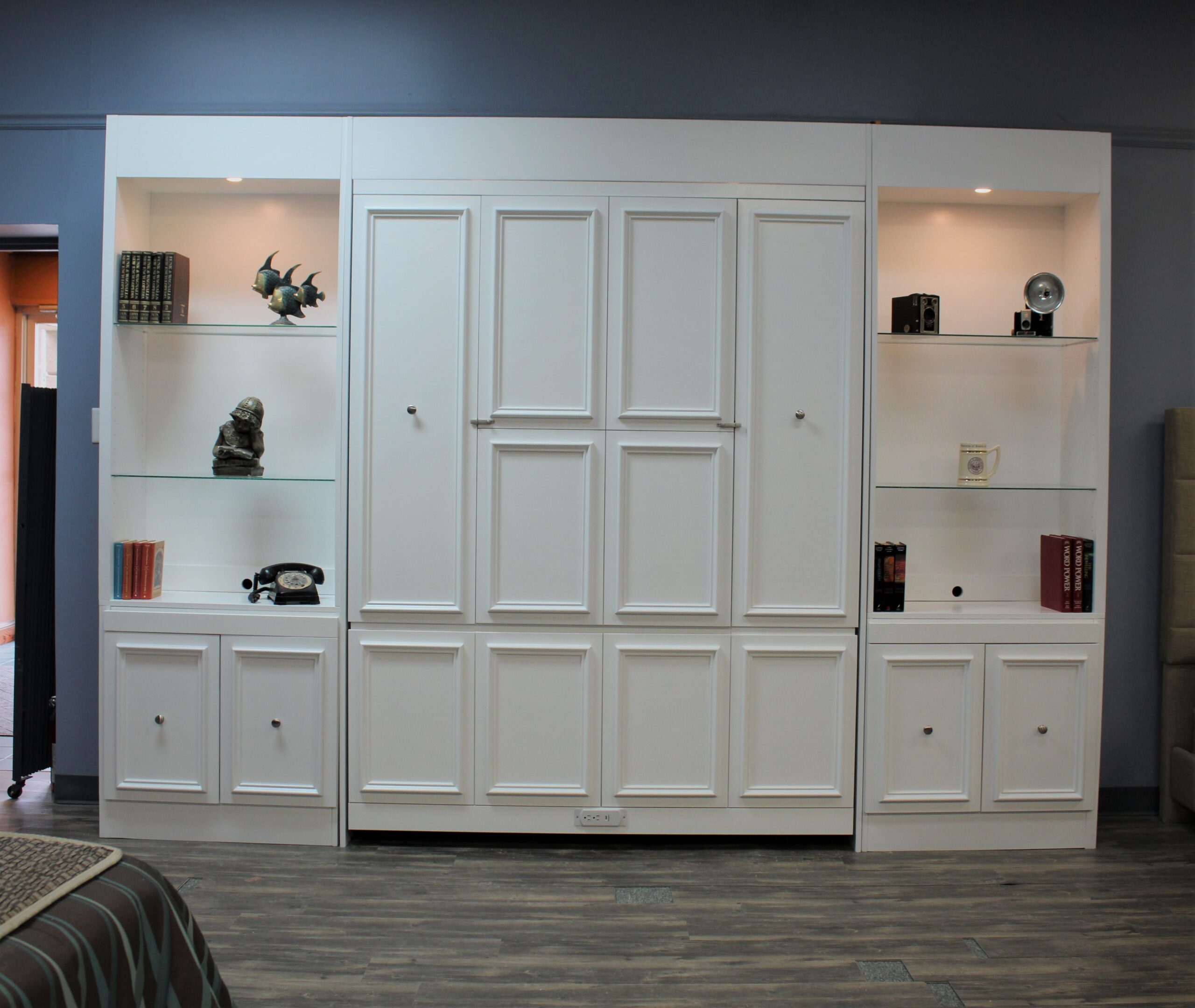 137-1121 New Yorker front closed