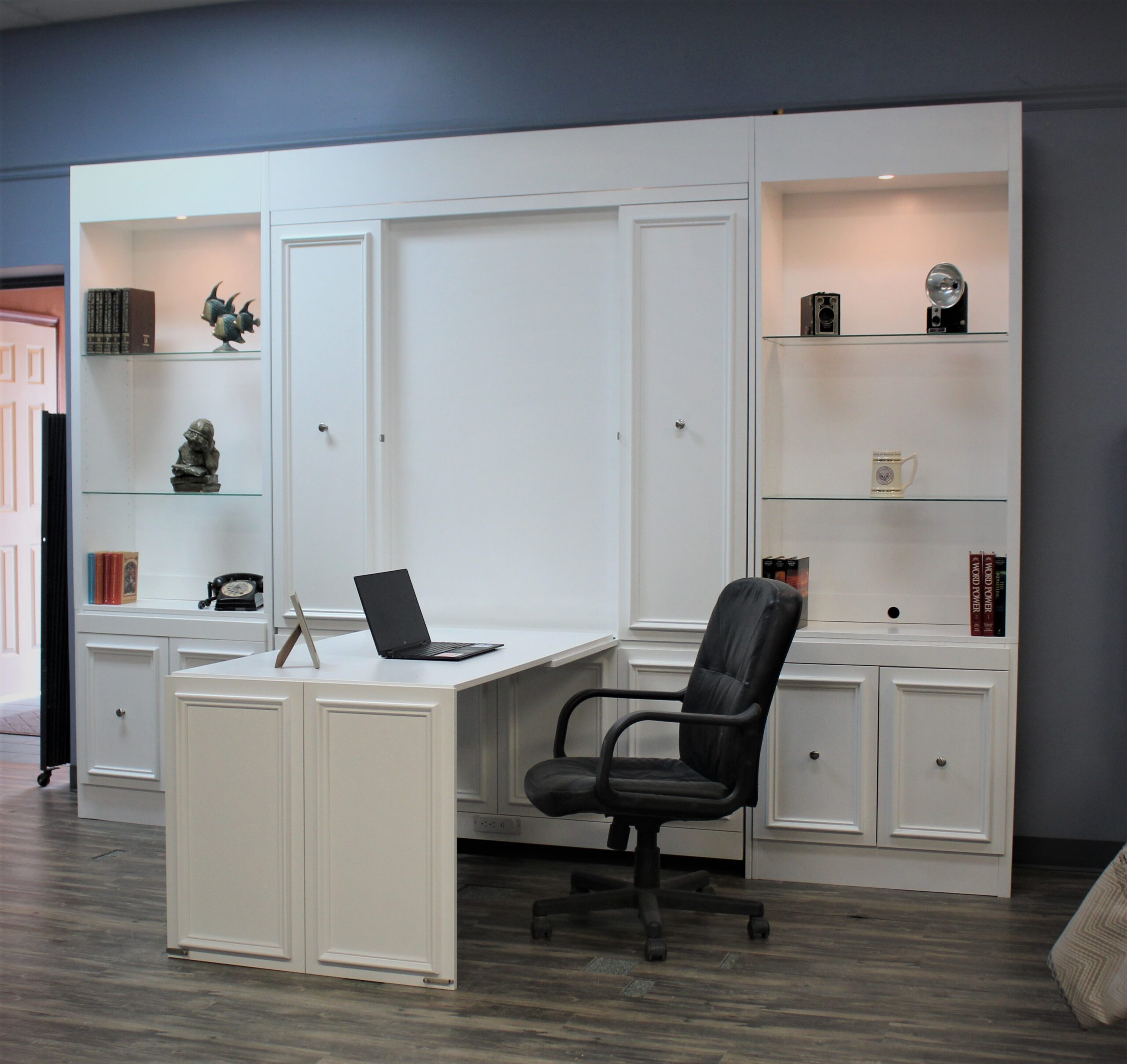 137-1121 New Yorker desk open