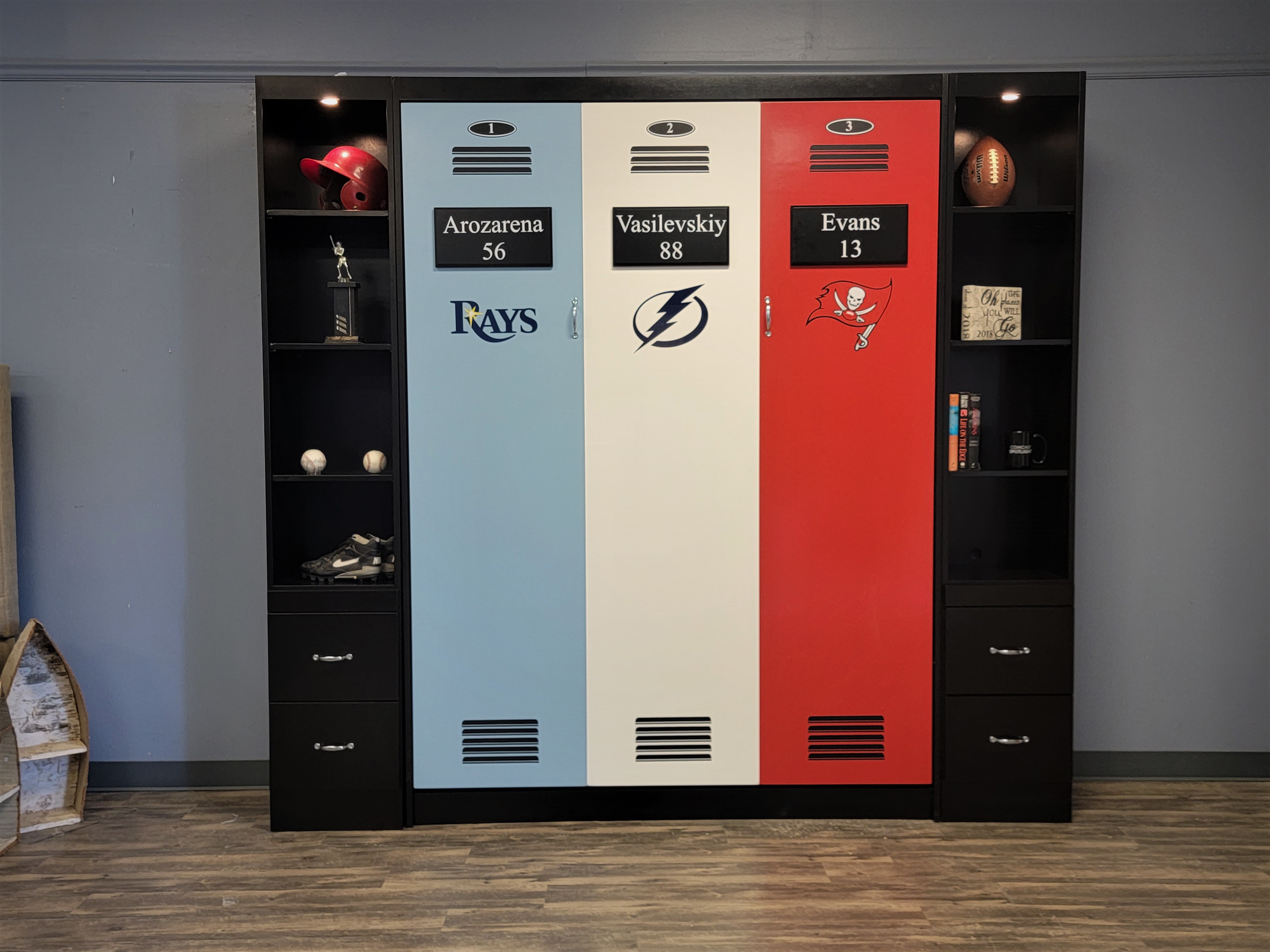 1127-0522 Locker closed from front view