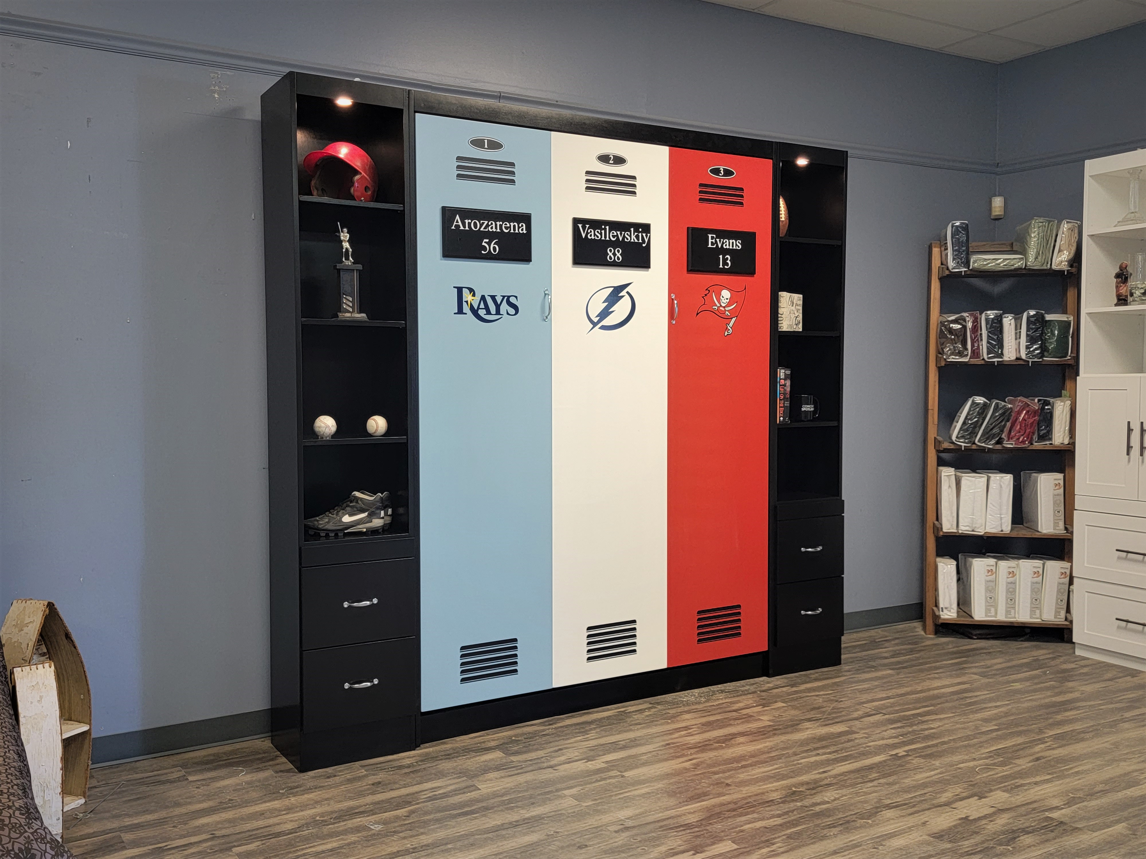 1127-0522 Locker closed from side view