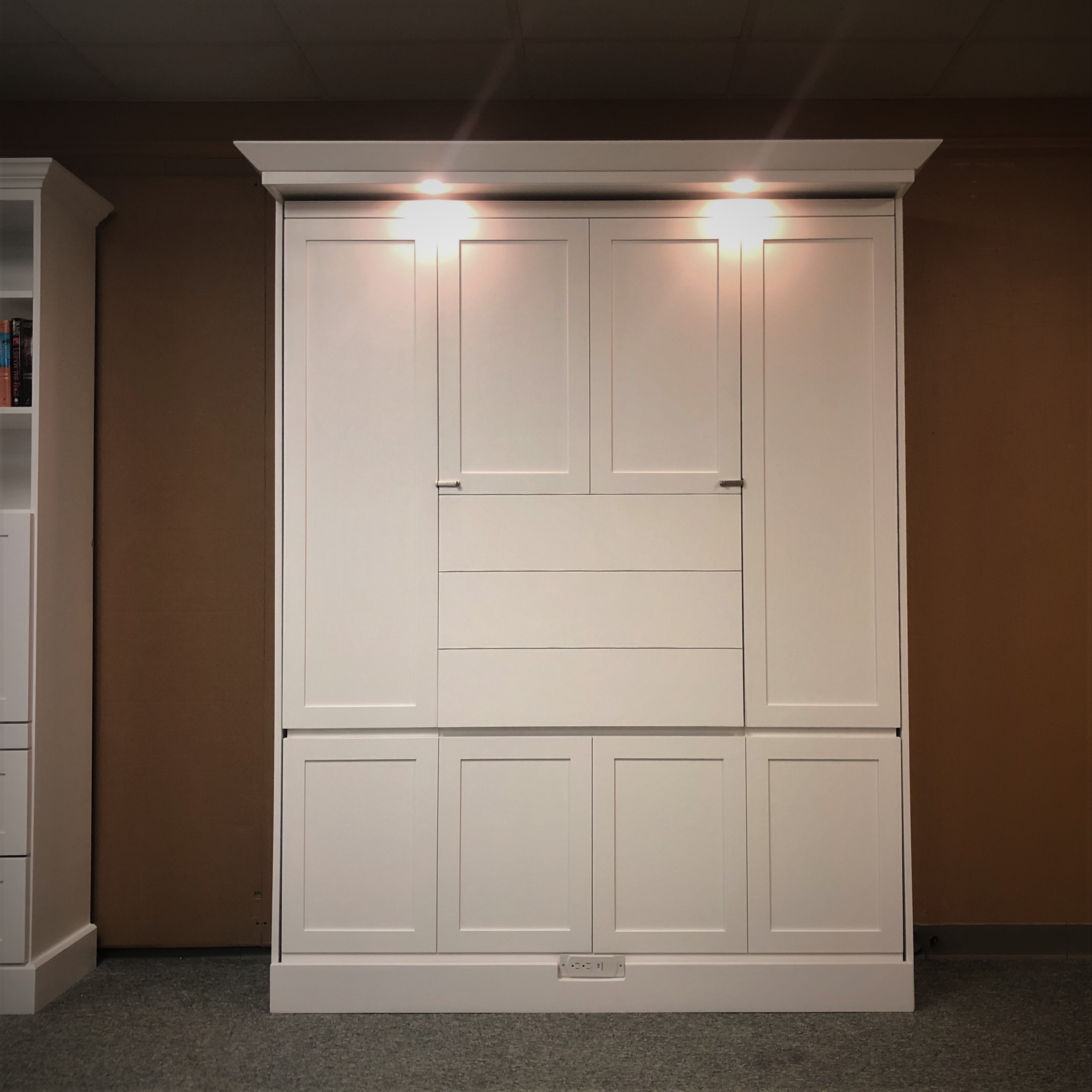 1320-0622b Shaker closed from front view